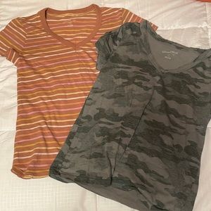 2 universal thread t-shirts sizes xs